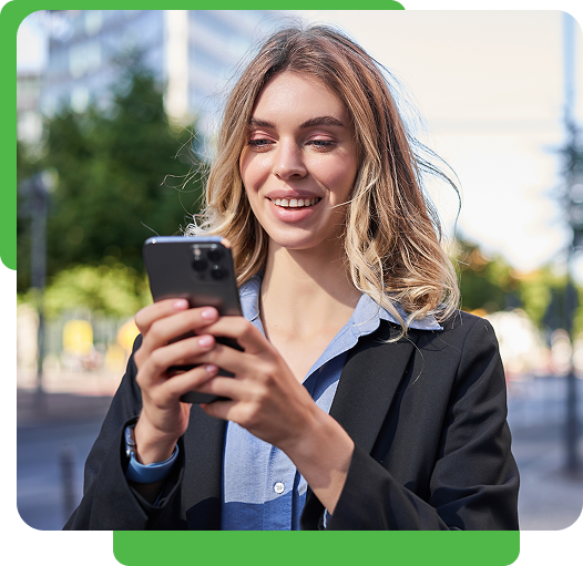 Mulher sorrindo usando celular